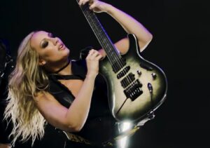 « C’est surréaliste » : Steve Vai envoie des e-mails à Nita Strauss et elle n’en revient toujours pas