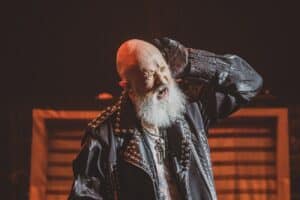 Rob Halford (Judas Priest) célèbre 40 ans de sobriété : “Un jour à la fois”