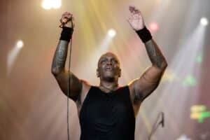 Regardez Sepultura donner son premier concert en deux ans, avec le chanteur Derrick Green blessé au pied
