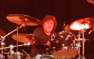 Simon Wright explique pourquoi il a décidé de quitter AC/DC : « Je voulais juste jouer plus »