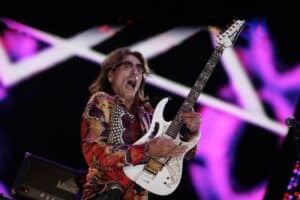 Steve Vai annonce son nouvel album, Inviolate, et dévoile sa nouvelle guitare à 3 manches