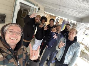 Un groupe de Metal se fait voler son matériel, sympathise avec les criminels et récupère ses affaires