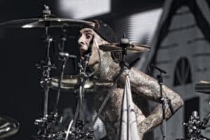 Travis Barker (de Blink-182) dit qu&rsquo;il se remet bien après avoir été hospitalisé pour une « pancréatite potentiellement mortelle »
