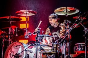 Travis Barker de Blink-182 est à l&rsquo;hôpital ; ses filles remercient les fans pour leur soutien