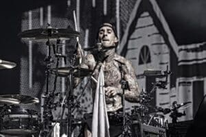 Le batteur de Blink-182, Travis Barker, pense qu&rsquo;Olivia Rodrigo et Billie Eilish « repoussent les limites du pop-punk »