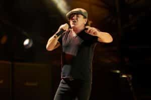Brian Johnson était incapable de regarder Axl Rose chanter avec AC/DC : « J&rsquo;éprouvais quelque chose proche du désespoir »