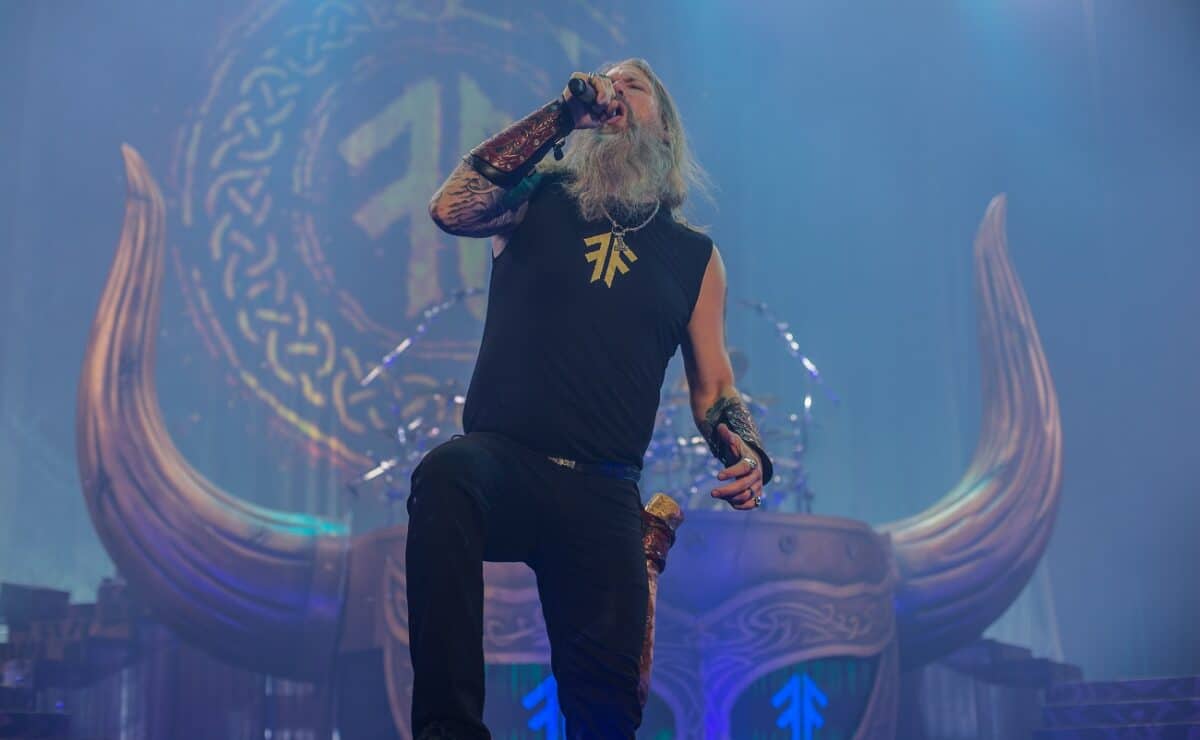 Johan Hegg, d&rsquo;Amon Amarth, clarifie ses critiques à l&rsquo;égard de l&rsquo;UFC et déclare qu&rsquo;il est « juste » d&rsquo;imposer des sanctions aux combattants russes