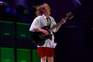 Angus Young (AC/DC) était « totalement fasciné » lorsqu&rsquo;il a entendu pour la première fois Purple Haze de Jimi Hendrix