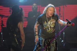 Guns N’ Roses : Axl Rose quitte précipitamment la scène en Argentine après un coup de pied dans la batterie et un micro jeté