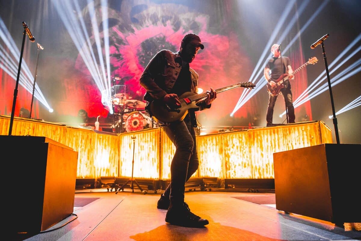 « Nous avons des chansons qui sont terminées » ; Les guitaristes de Breaking Benjamin discutent de l&rsquo;avancement du prochain album studio