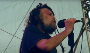 Chris Barnes, de Six Feet Under, maintient qu&rsquo;il déteste la scène Death Metal moderne : « Tous les gens qui me trollent prouvent mon point de vue »