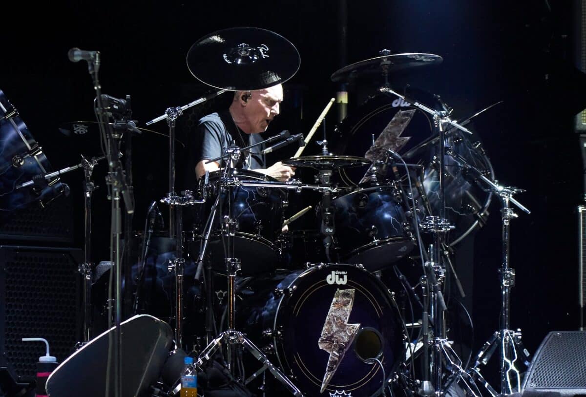 « Angus Young voulait probablement un peu de changement » ; Chris Slade s&rsquo;exprime sur son exclusion de la tournée 2024 d&rsquo;AC/DC