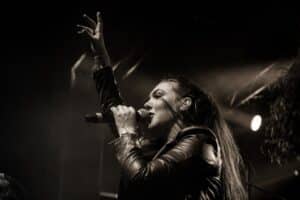 « Je ne pense pas qu&rsquo;il y ait de quoi avoir peur » ; Elize Ryd d&rsquo;Amaranthe ne craint pas l&rsquo;intelligence artificielle
