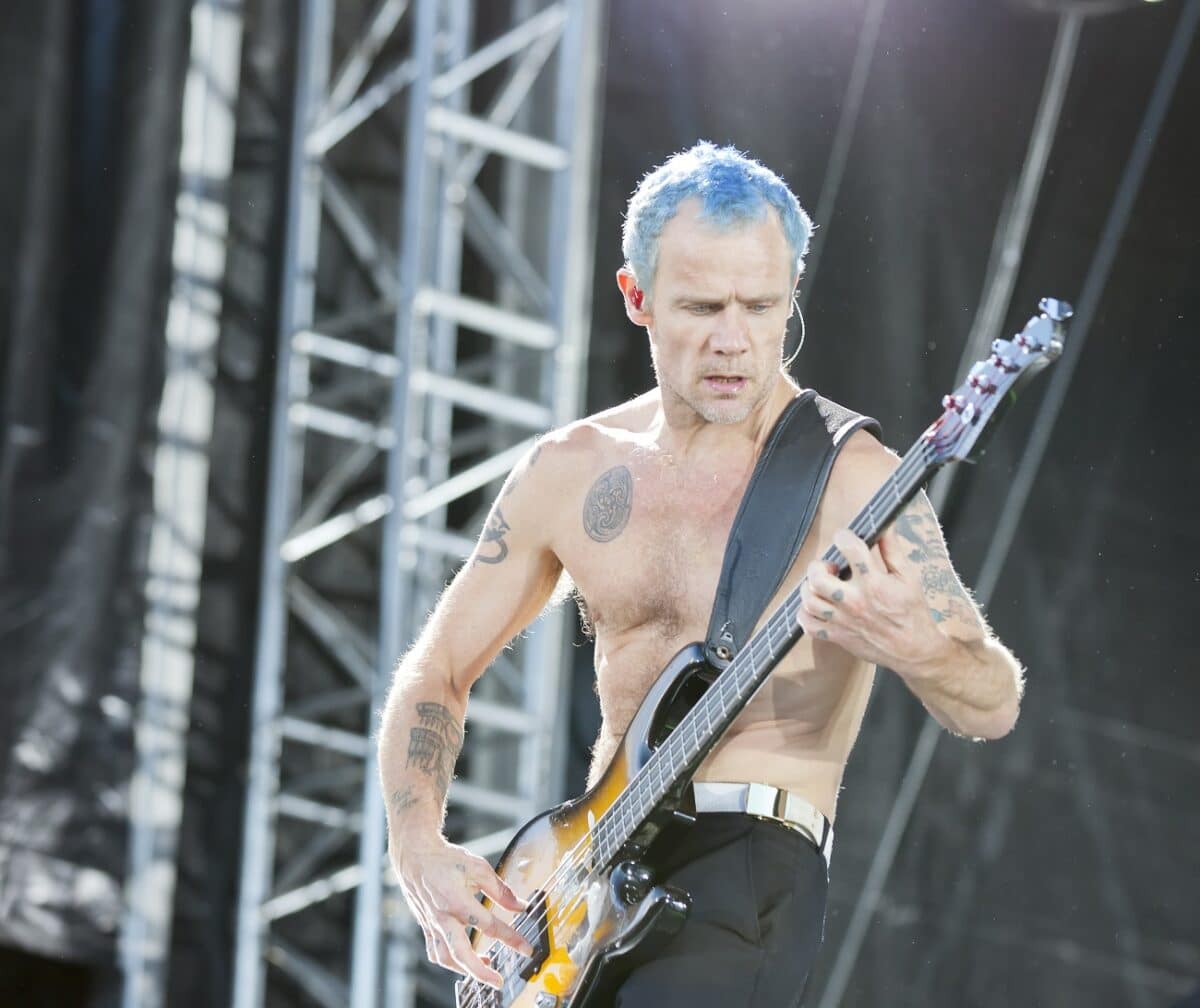 Flea dit regretter l&rsquo;attitude « mesquine » des Red Hot Chili Peppers envers Guns N&rsquo; Roses