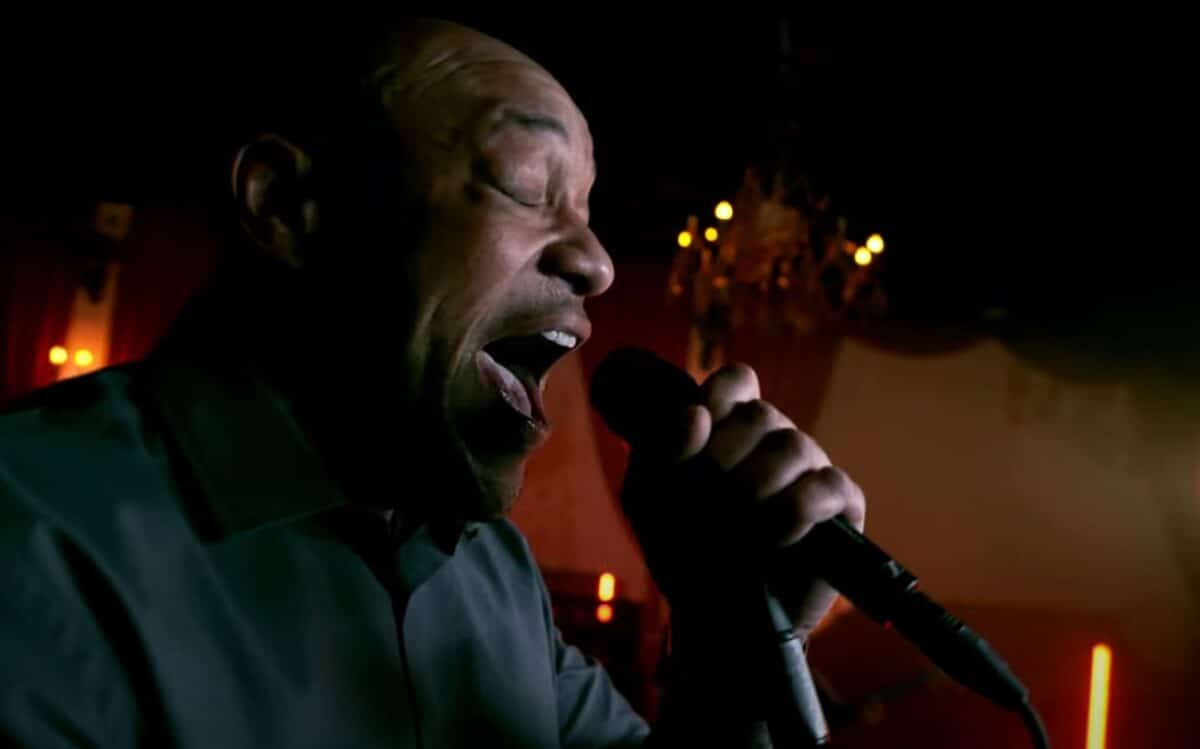Light The Torch sort un clip vidéo pour Death Of Me ; regardez Howard Jones chanter à pleins poumons