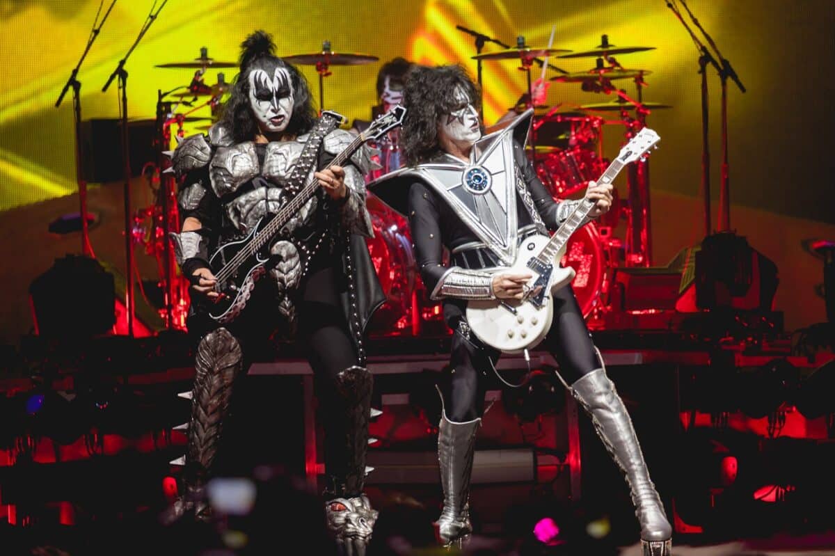 « Peut-être pas. C’est un puzzle, et chaque pièce compte » : Gene Simmons ne pense pas que Kiss aurait eu autant de succès sans son maquillage