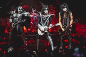 Kiss : Gene Simmons affirme que le groupe prend sa retraite par « fierté » et « amour » pour ses fans