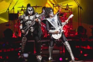 « Peut-être pas. C’est un puzzle, et chaque pièce compte » : Gene Simmons ne pense pas que Kiss aurait eu autant de succès sans son maquillage
