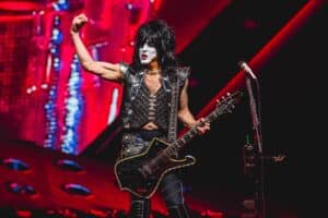 Le manager de Kiss défend Paul Stanley ; il dit qu&rsquo;il ne « fait pas de playback » mais chante sur des pistes préenregistrées