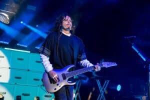 Munky, le guitariste de Korn, parle de la fois où il a été arrêté par le SWAT : « Je me suis réveillé menotté à un lit dans un service psychiatrique »