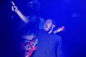 Mike Shinoda de Linkin Park parle de l&rsquo;inspiration derrière sa nouvelle chanson : « Je ne sais pas pourquoi j&rsquo;écris des trucs aussi sombres ! »