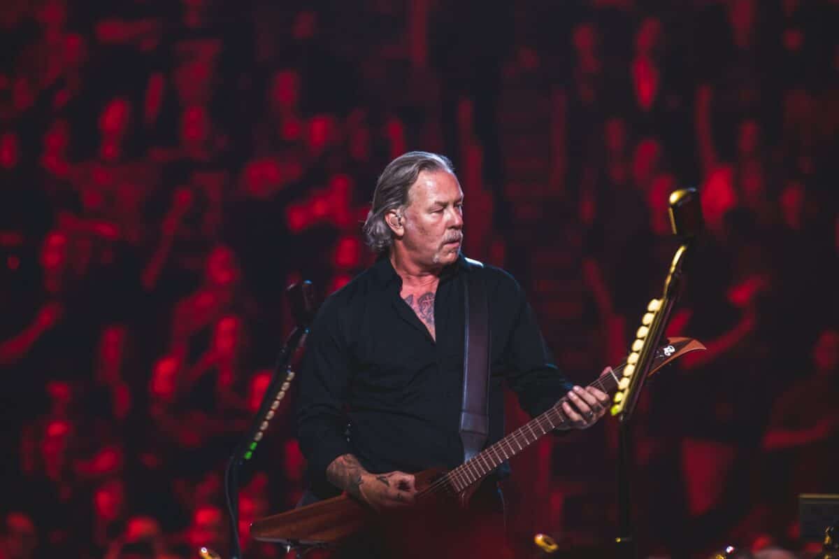 James Hetfield explique comment son parcours de vie a inspiré le nouvel album de Metallica : « Sans obscurité, il n&rsquo;y a pas de lumière »