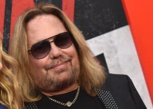 « Je me suis réveillé et je ne pouvais plus sortir du lit » : Vince Neil (Mötley Crüe) a survécu à quatre AVC, « dont deux sans le savoir »
