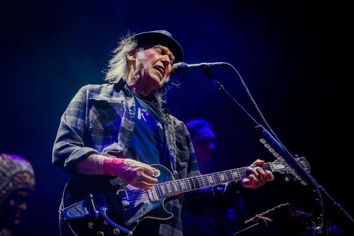 Neil Young contraint d’annuler sa tournée européenne : « Ce n’est pas le bon moment » pour remonter sur scène