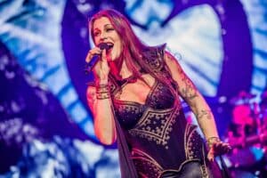 Floor Jansen de Nightwish dit qu&rsquo;elle n&rsquo;a « jamais pensé à quitter » le groupe