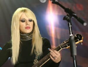 « Je me suis sentie vraiment, vraiment mal à ce sujet » : Orianthi évoque la blessure qui l&rsquo;a obligée à annuler ses concerts avec Alice Cooper