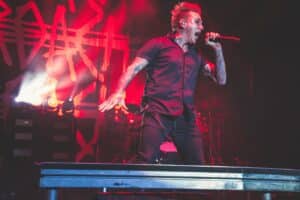 Jacoby Shaddix de Papa Roach affirme que les réseaux sociaux les ont aidés à entrer en contact avec les jeunes d&rsquo;aujourd&rsquo;hui : « Ils sont toujours collés à leur téléphone »
