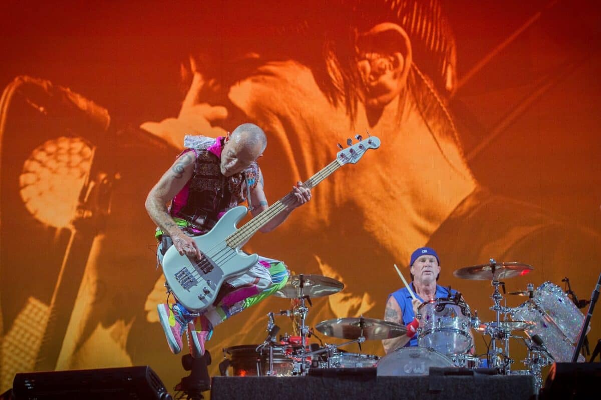Chad Smith, des Red Hot Chili Peppers, se souvient de la fois où Flea et lui ont fui la police presque entièrement nus