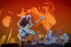 Flea des Red Hot Chili Peppers révèle ses trois lignes de basse préférées