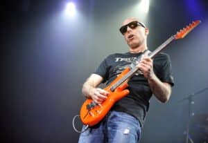 Joe Satriani affirme que le monde de l&rsquo;audio a beaucoup évolué depuis le début de sa carrière : « À l&rsquo;époque, vous bousilliez en quelque sorte votre propre musique »
