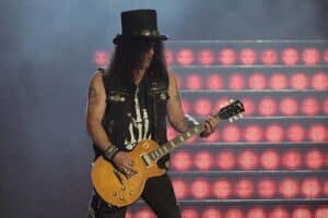 Slash : sa guitare de tournée avec Guns N’ Roses vendue à un prix record