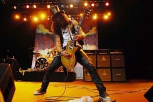 “Je devais les changer tous les jours” : Slash (Guns N’ Roses) détruit ses cordes en un seul morceau, raconte son technicien