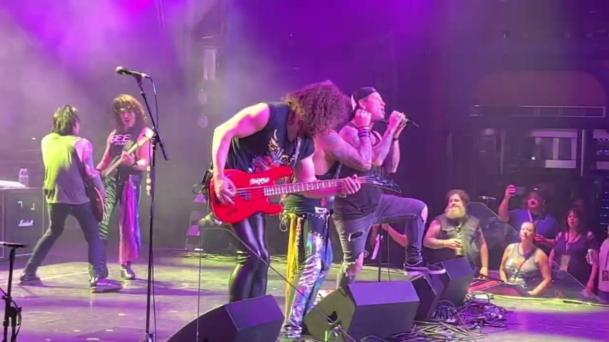 Regardez Corey Taylor chanter Rainbow In The Dark de Dio avec Steel Panther sur scène