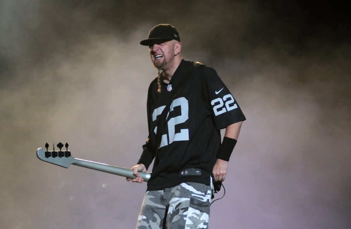 « On ne peut pas les mettre là au hasard. Il faut faire en sorte que ça marche… » ; Shavo Odadjian, de System of a Down, parle de son approche de l&rsquo;écriture de chansons