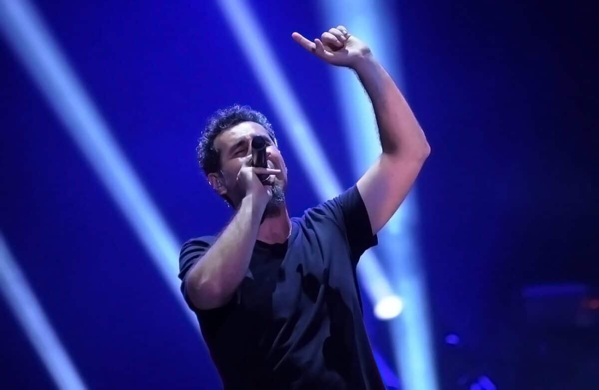 Serj Tankian de System Of A Down dénonce les « crimes de guerre » commis par l&rsquo;Azerbaïdjan contre les Arméniens