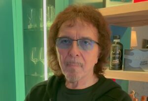 Tony Iommi de Black Sabbath sur sa participation au prochain album solo d&rsquo;Ozzy Osbourne : « J&rsquo;ai été très satisfait de ce qu&rsquo;il a fait, il chante vraiment bien »