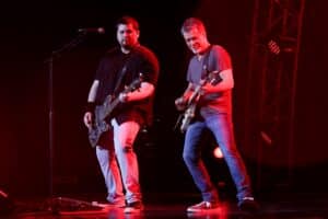 « J&rsquo;aimerais que tu sois là pour que je puisse te serrer dans mes bras » ; Wolfgang Van Halen rend un hommage émouvant à Eddie Van Halen à l&rsquo;occasion de son 69e anniversaire