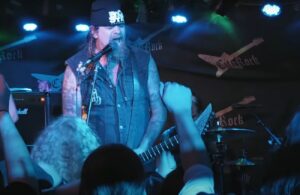 Chris Holmes (ex-WASP) révèle qu&rsquo;il est libéré du cancer, selon ses médecins