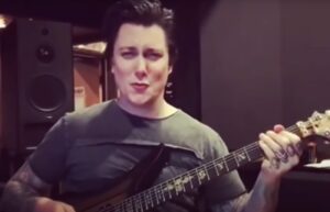 Synyster Gates, le guitariste de Avenged Sevenfold, dit que Kanye West a « aidé à prolonger la carrière du groupe »