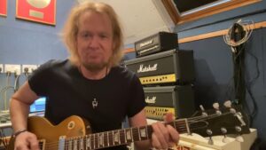 « Ce n’est pas le plus facile à jouer, curieusement » : Adrian Smith révèle le nom de son morceau préféré d&rsquo;Iron Maiden