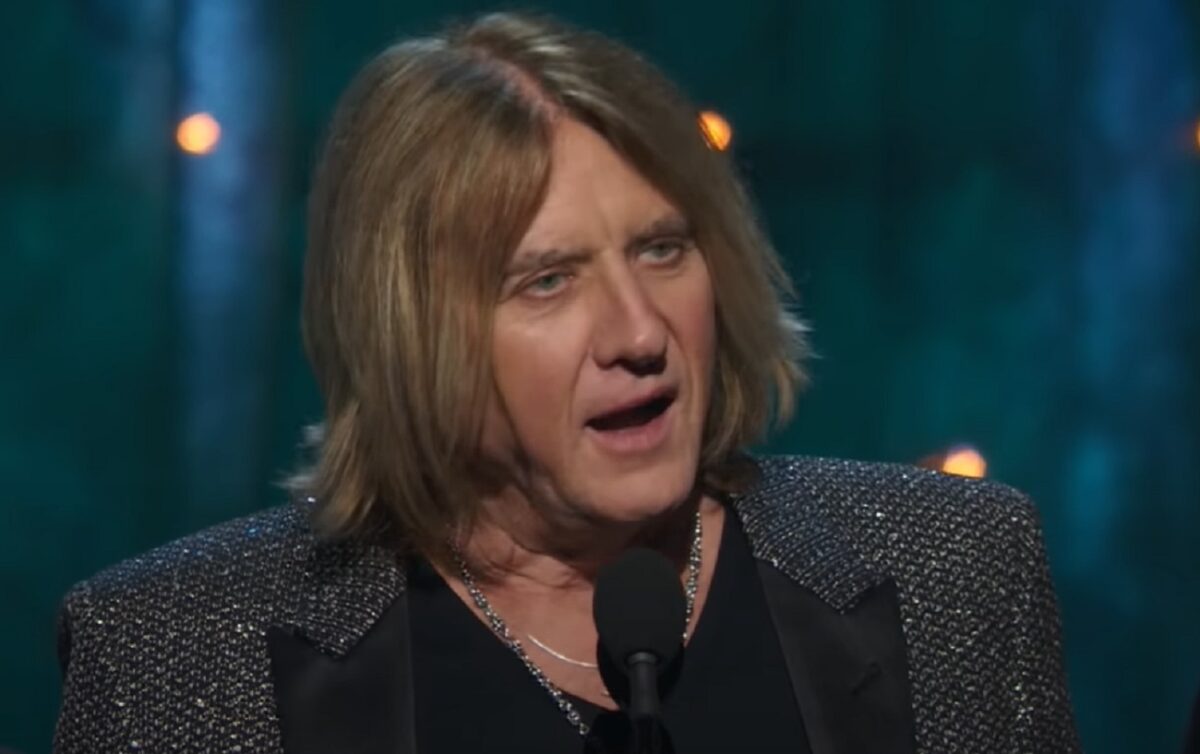 Le leader de Def Leppard déclare que le groupe a détesté ce que le producteur de AC/DC avait fait sur son album emblématique : « Beurk ! »