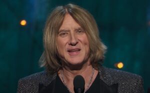 Le frontman de Def Leppard parle de la façon dont le producteur légendaire de AC/DC a traité son groupe : « Il pousse les gens dans leurs derniers retranchements »