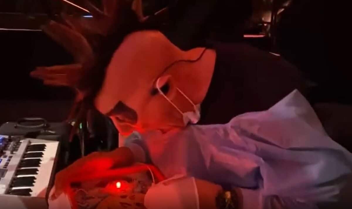 Regardez Maynard James Keenan de Tool tenter de jouer au Docteur Maboul derrière la batterie de Danny Carey