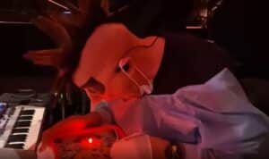 Regardez Maynard James Keenan de Tool tenter de jouer au Docteur Maboul derrière la batterie de Danny Carey