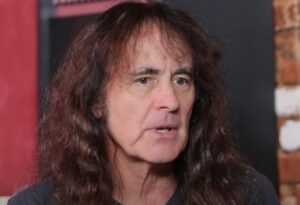 Steve Harris, d&rsquo;Iron Maiden, dit que le groupe tourne beaucoup parce qu&rsquo;il sait que « la fin approche »