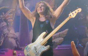 Steve Harris d&rsquo;Iron Maiden fait sensation sur le terrain de football en Australie